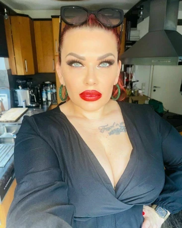 Domina Nora — 2 / 11