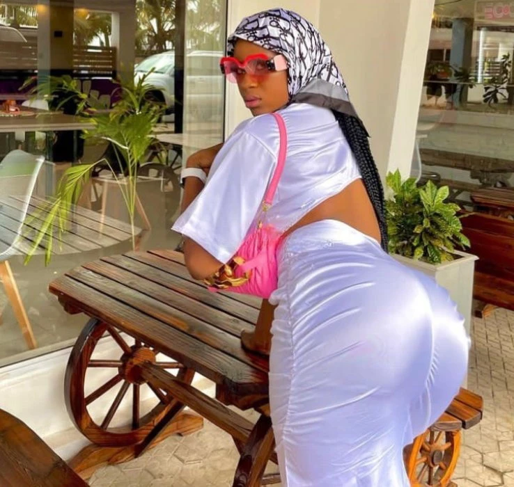Nianee, Escort, Dakar