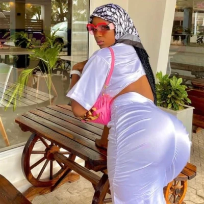 Nianee, Escort, Dakar