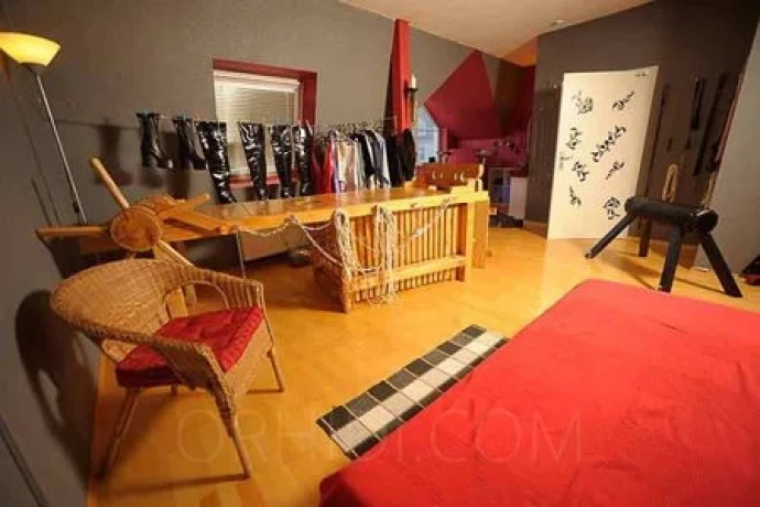 Bizarr Lady Evazwitscht im Casa Bella Bizarr Studio — 15 / 18