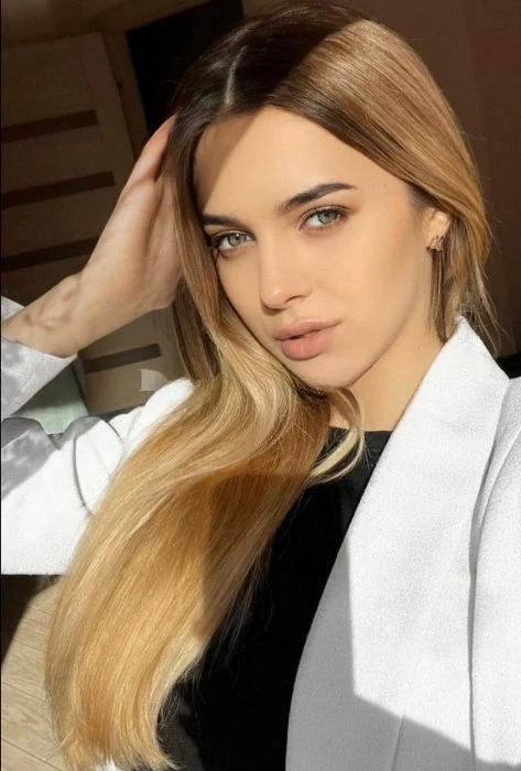 Emma — 3 / 4