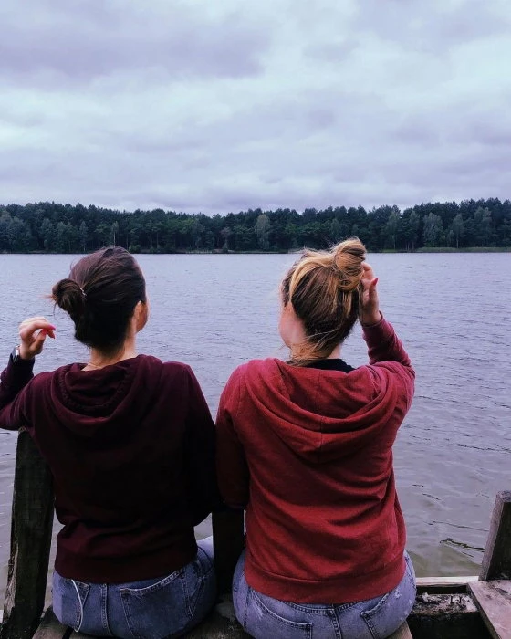 July, Escort, Kiti