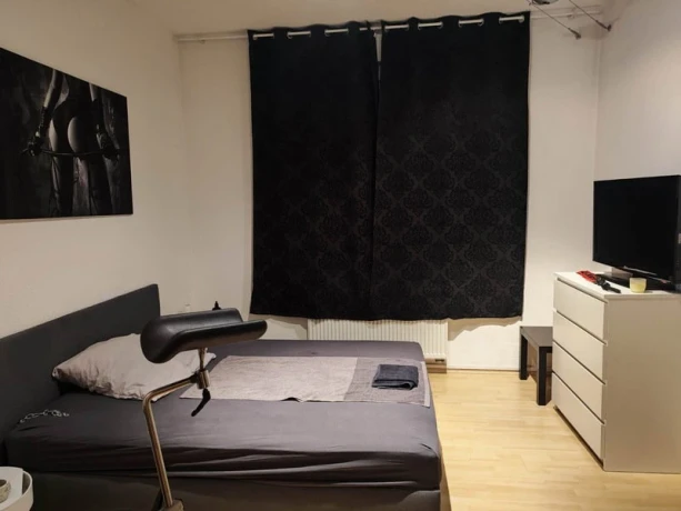 Lady Julia — 7 / 8