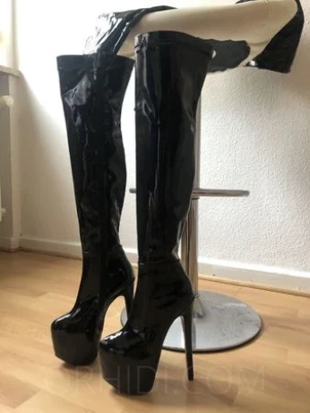 BIZARR-EROTIK LADY CORA — 3 / 4