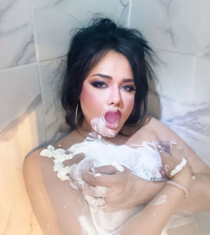 Livia De Castro — 6 / 12