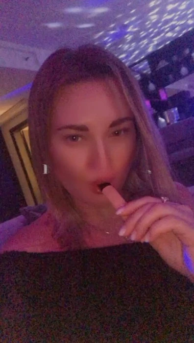 Anabella — 8 / 9