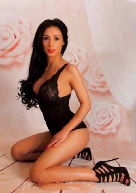 Daniella (25) — 2 / 3