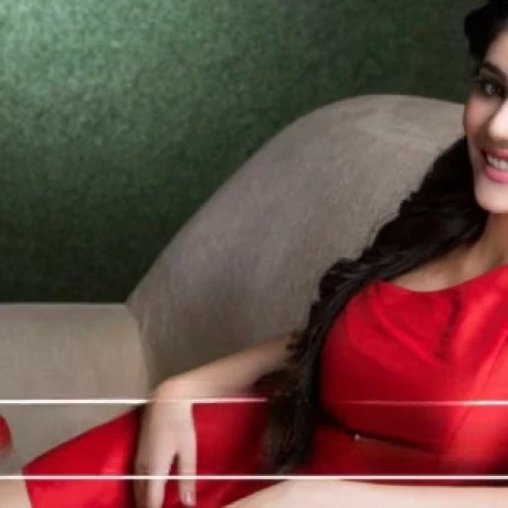 Model Nidhi — 2 / 5