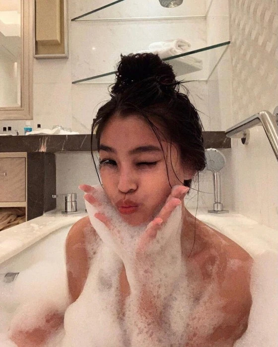 Lya — 2 / 3