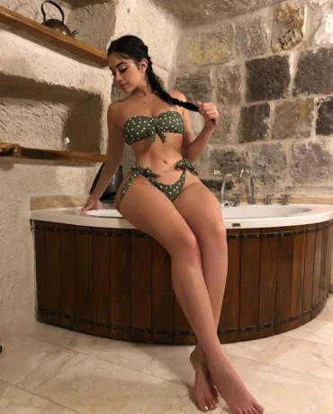 Julia Nancy — 1 / 4