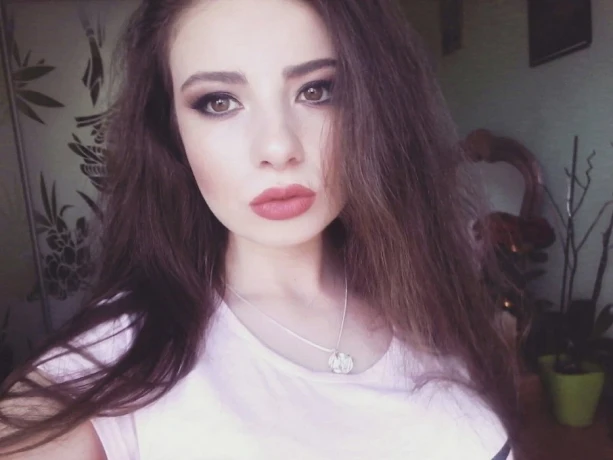 Melanie — 1 / 4