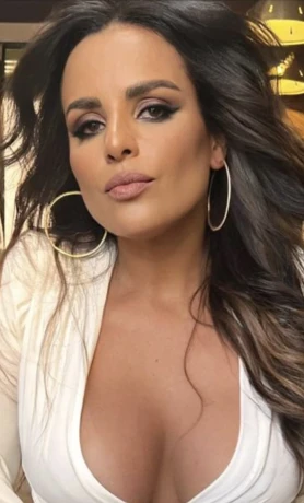 Beatriz Fernandez Feuer Latina — 16 / 17