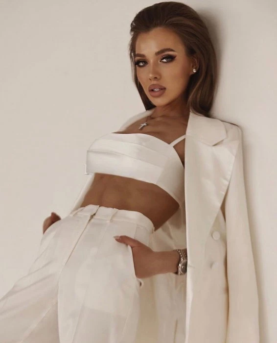 Amber, Escort, Semarapura