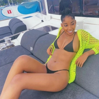 Ella, Escort, Ahmadi