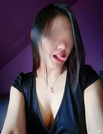 Attraktive Sinnliche Liebevolle Thai Masseurin — 1 / 3