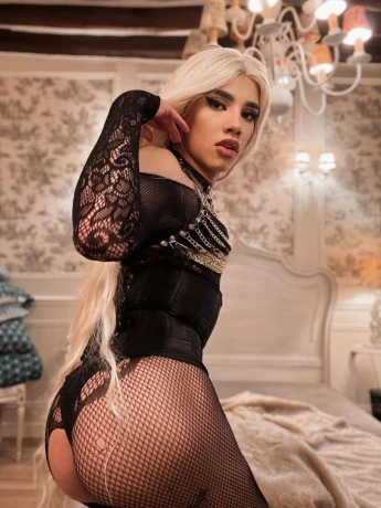 Emma Jolie — 11 / 12