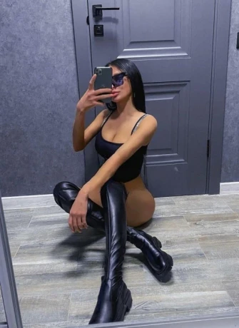 Kylie — 2 / 4