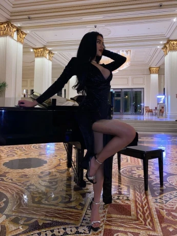 Ariana Wolfie — 2 / 4