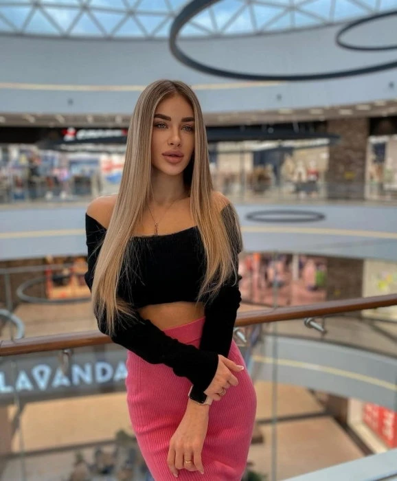 Elena — 3 / 4