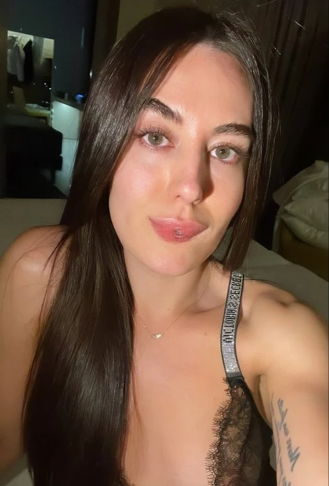 Lara — 2 / 7