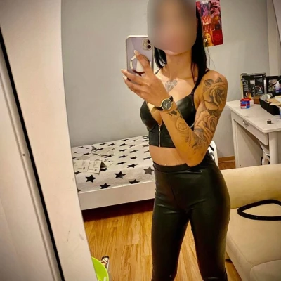 Larisa 99, Escort, Munster