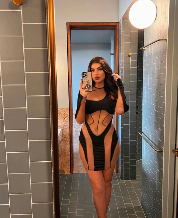 Bella — 3 / 9