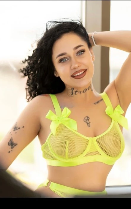 Julia — 3 / 8