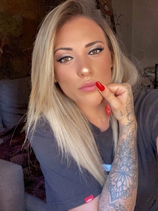 Mikaela — 4 / 5