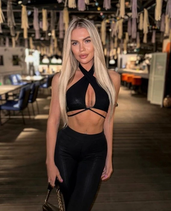 Nicole — 2 / 8