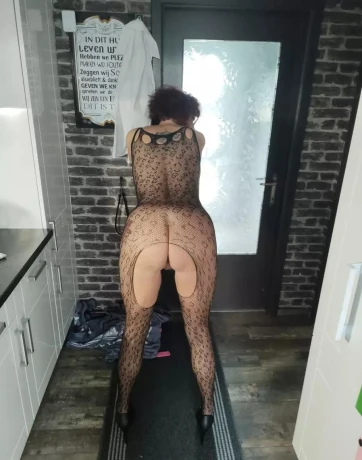 Vlaamse Bi Milf En Airco Staat Aan — 7 / 30