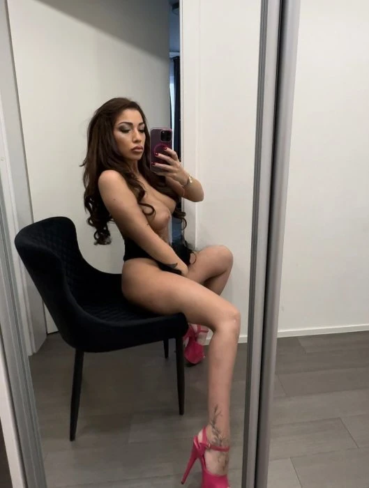 Angelina — 2 / 3