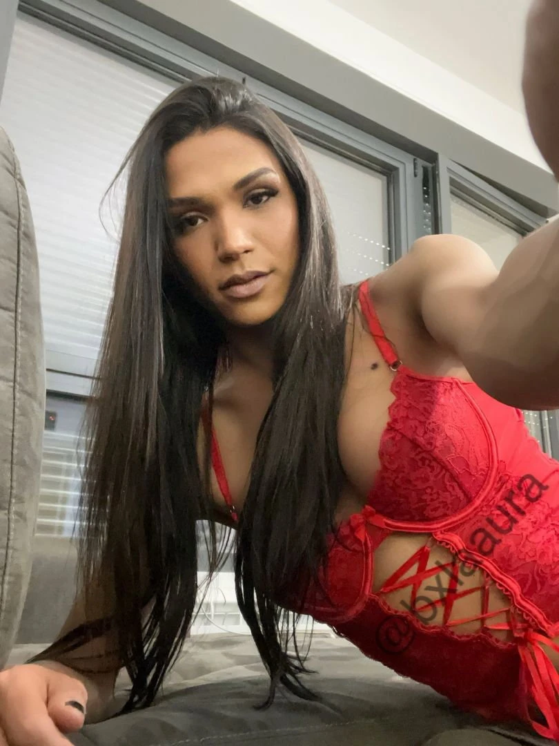 Laura Marianne — 4 / 12