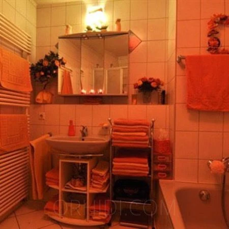 TRAUM & ZEIT MASSAGE — 8 / 9