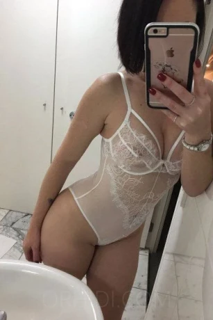 Laura — 3 / 4