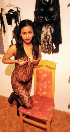 Young Hot Viki — 4 / 11