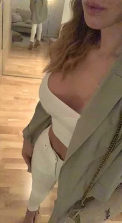 Andie Shemale — 2 / 4