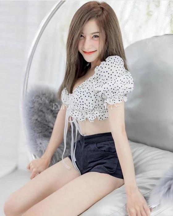 Evie — 2 / 3