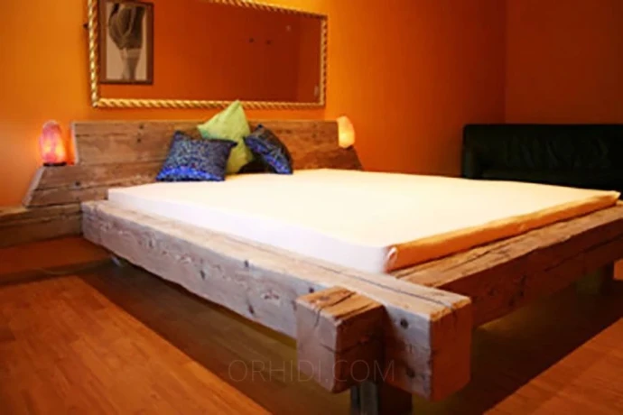 LAUFHAUS 4 — 1 / 3