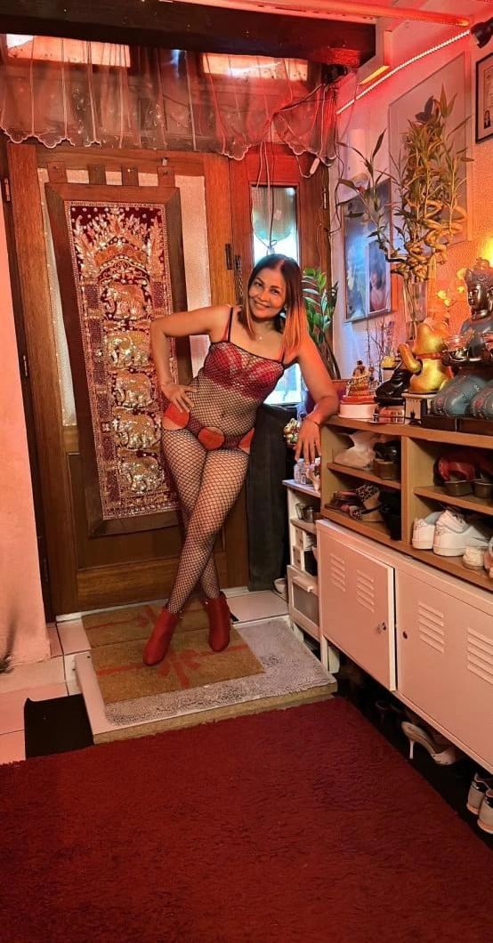 Wunderschoene Thai Frau Will Heisse Zeit Mit Dir Im Kuehlen Soutterain — 4 / 5