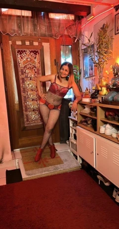 Wunderschoene Thai Frau Will Heisse Zeit Mit Dir Im Kuehlen Soutterain — 4 / 5