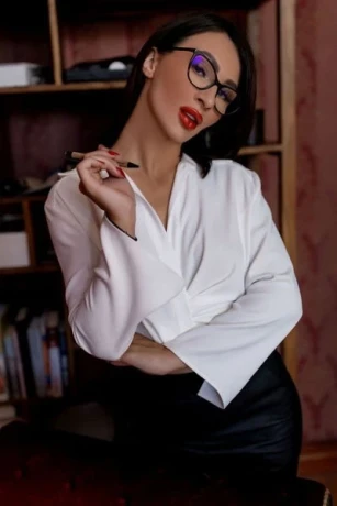 Lady Alira De Vil Im Studio Centric — 17 / 23