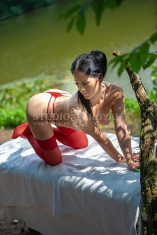 Lina im Studio Royal — 10 / 12