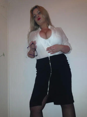 Busty-Blonde-Rita — 2 / 3