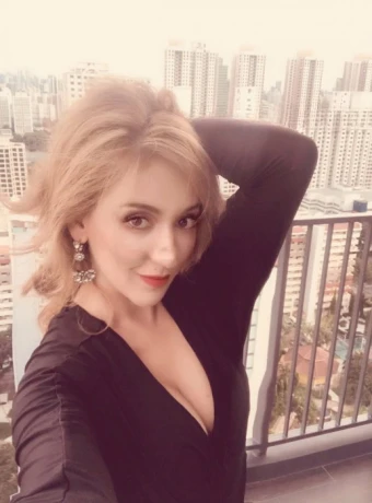 Italian Expat Caroline — 3 / 5