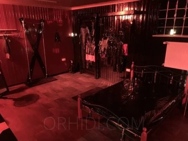 Lady Laura — 8 / 12