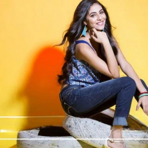 Model Nidhi — 3 / 5