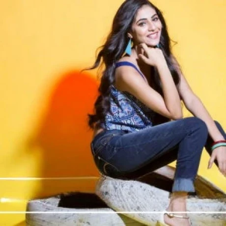 Model Nidhi — 3 / 5