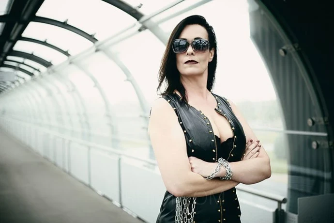 Lady Olivia — 2 / 3