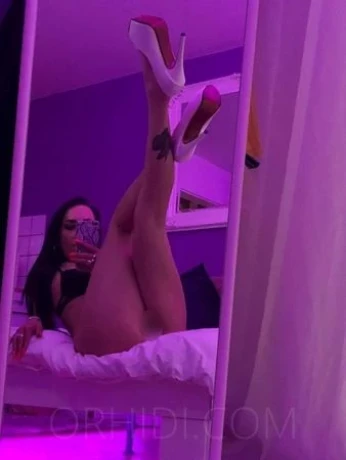 Alessia Ganz Neu — 1 / 5