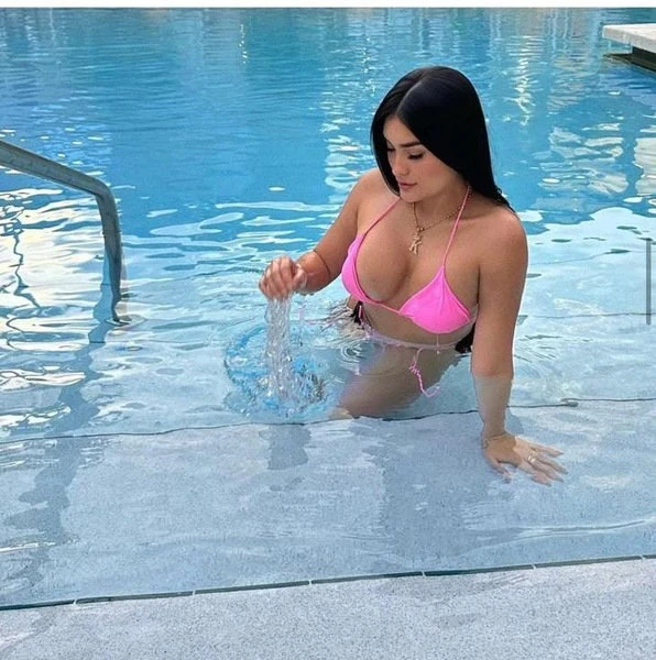 Laura — 8 / 12